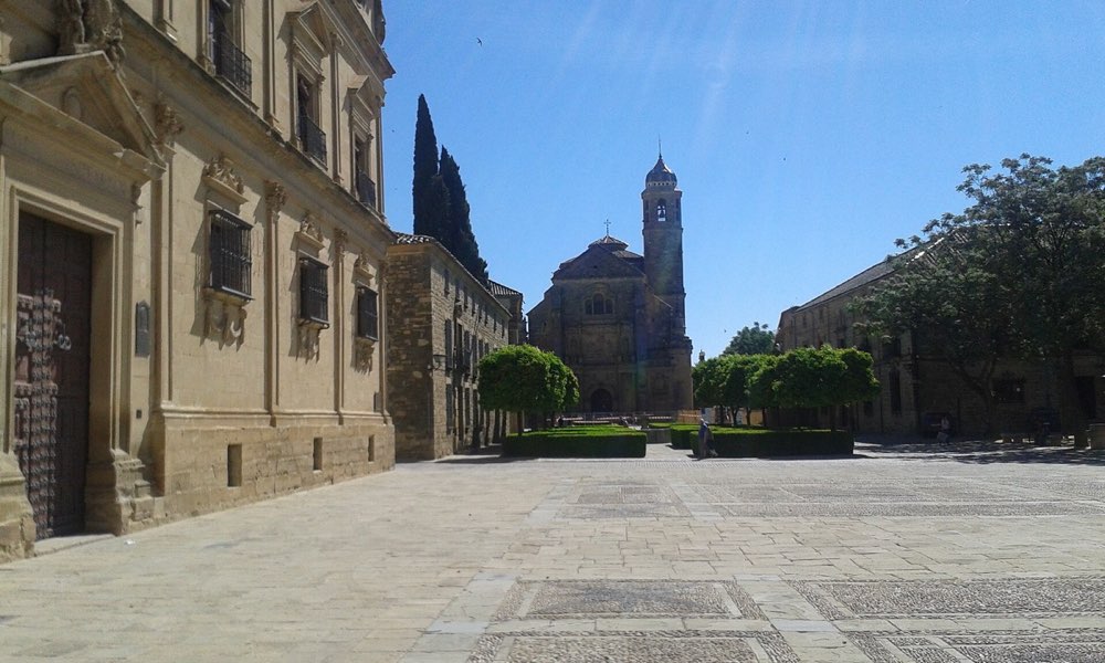 La plaza Vázquez de Molina de Úbeda, con la Sacra Capilla del Salvador.