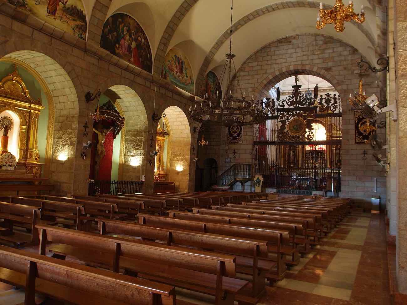 Interior de la Basílica de la Virgen de la Cabeza, con el altar mayor al fondo.