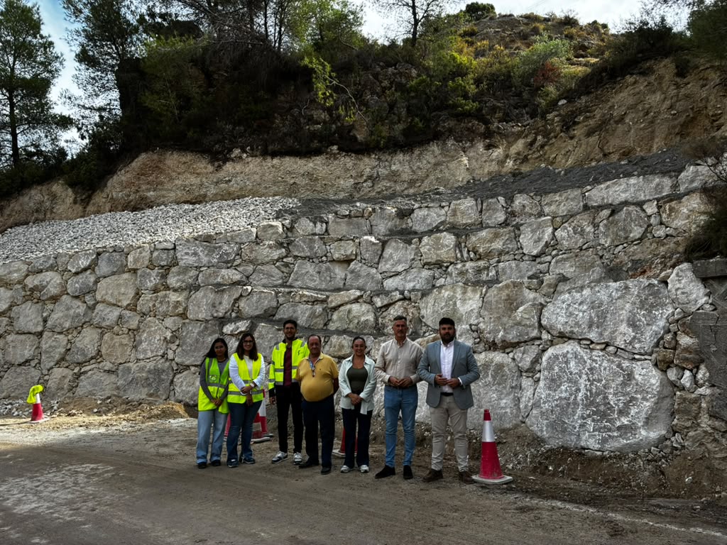 Imagen de la noticia: La Diputación repara dos carreteras de Cabra del Santo Cristo tras el temporal