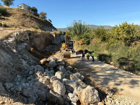 Imagen de la noticia: La Diputación repara tres vías de Martos dañadas por las borrascas antes de la aceituna