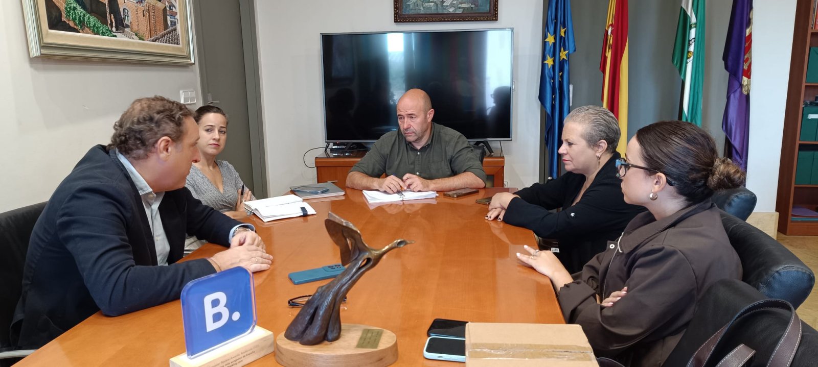 Imagen de la noticia: Cazorla y la AECC abordan los recursos gratuitos para pacientes de cáncer