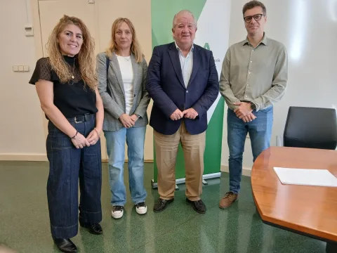 Imagen de la noticia: La Junta se reúne con COAG y UPA ante la campaña de la aceituna