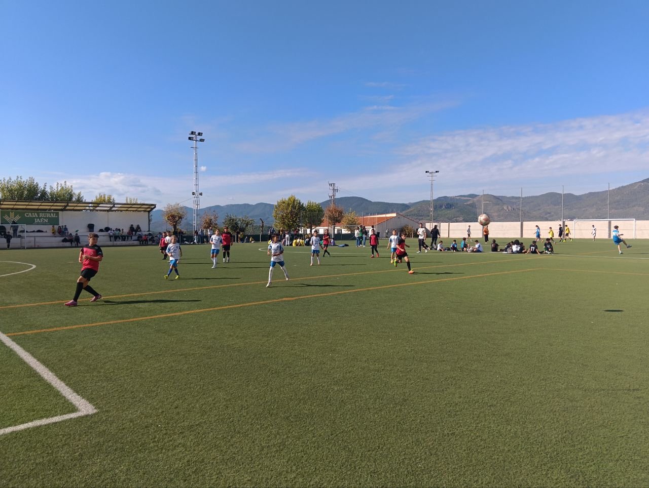 Imagen de la noticia: Orcera reúne a 290 deportistas de nueve pueblos en el estreno de la liga comarcal de fútbol-7