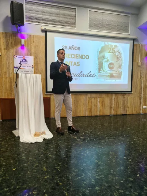 Imagen de la noticia: Carmona felicita a las empresarias de Andújar por 25 años de la asociación ADEI