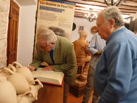 Imagen de la noticia: Pablo Tito, finalista otra vez al Premio Nacional de Artesanía y premio Homo Faber con su hijo