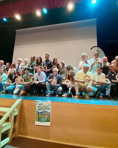 Imagen de la noticia: Cazorla recibe una distinción de la federación andaluza de montaña por su apoyo al deporte al aire libre