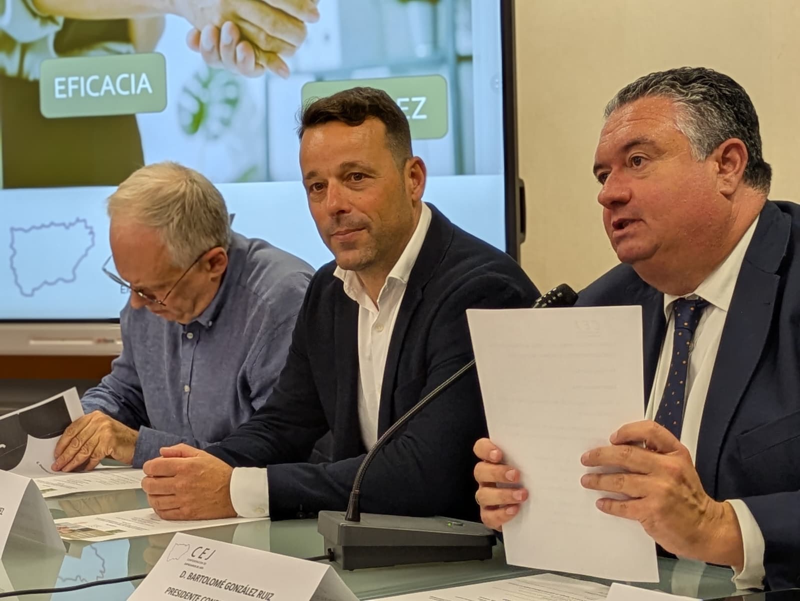 Image for the story: Linares hosts a session on consumer arbitration for shops and businesses