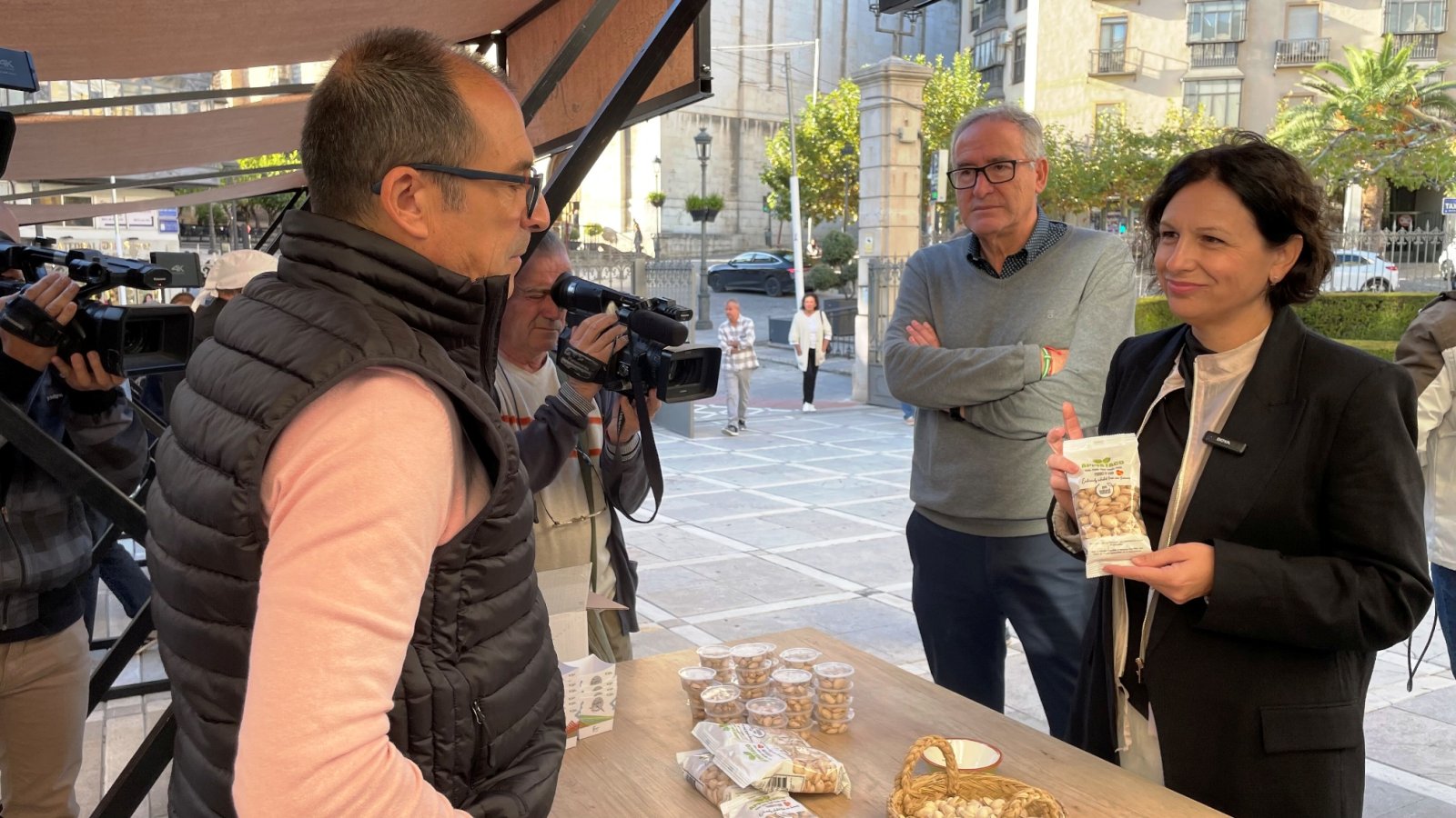 Imagen de la noticia: La Diputación muestra en Jaén almendras, pistachos y nueces como cultivos complementarios al olivar