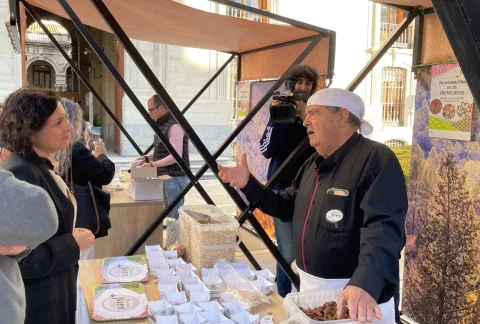 Imagen de la noticia: La Diputación muestra en Jaén almendras, pistachos y nueces como cultivos complementarios al olivar