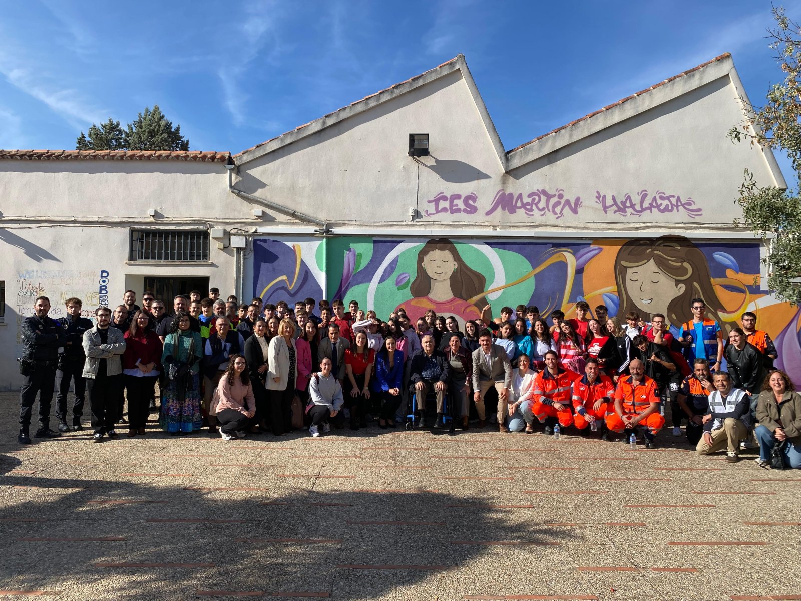 Imagen de la noticia: La Junta simula accidentes en el instituto Martín Halaja de La Carolina para prevenir riesgos al volante
