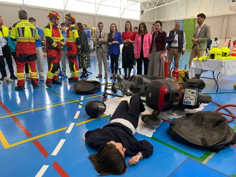 Imagen de la noticia: La Junta simula accidentes en el instituto Martín Halaja de La Carolina para prevenir riesgos al volante