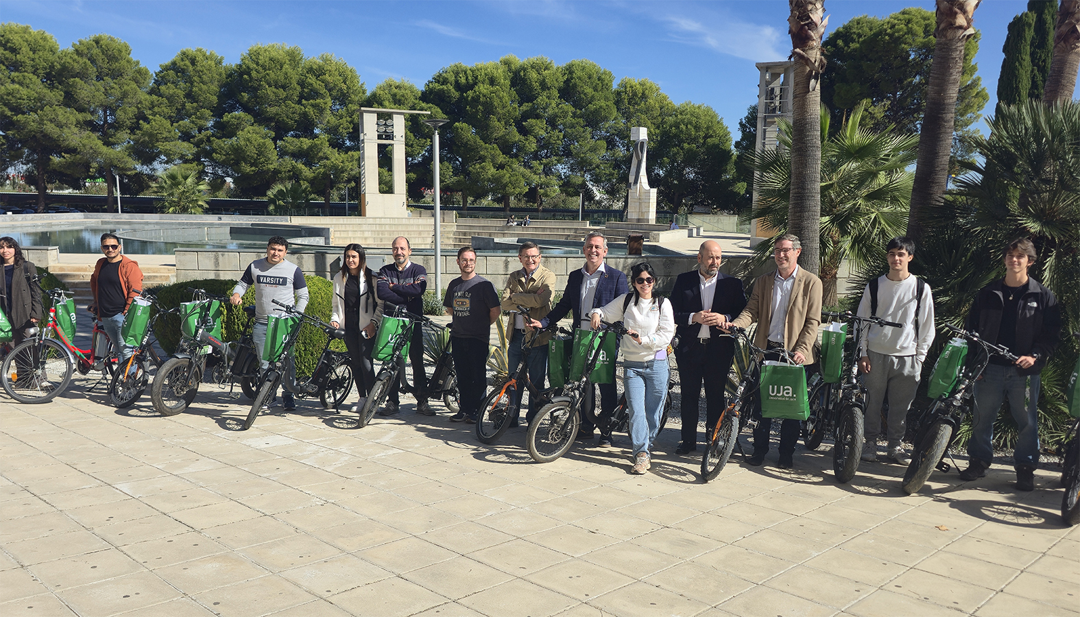 Imagen de la noticia: La UJA entrega 25 bicicletas eléctricas a estudiantes por tres meses
