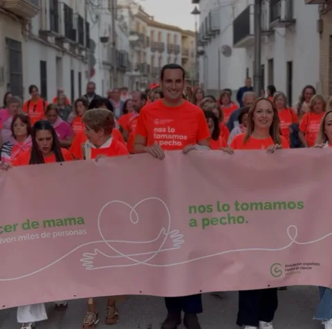 Imagen de la noticia: Arjona marcha contra el cáncer de mama con camisetas para investigación