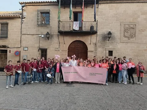 Imagen de la noticia: Baños de la Encina marcha contra el cáncer de mama y tiñe el castillo de rosa