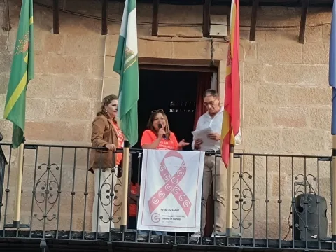 Imagen de la noticia: Baños de la Encina marcha contra el cáncer de mama y tiñe el castillo de rosa