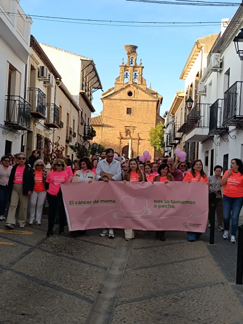Imagen de la noticia: Baños de la Encina marcha contra el cáncer de mama y tiñe el castillo de rosa
