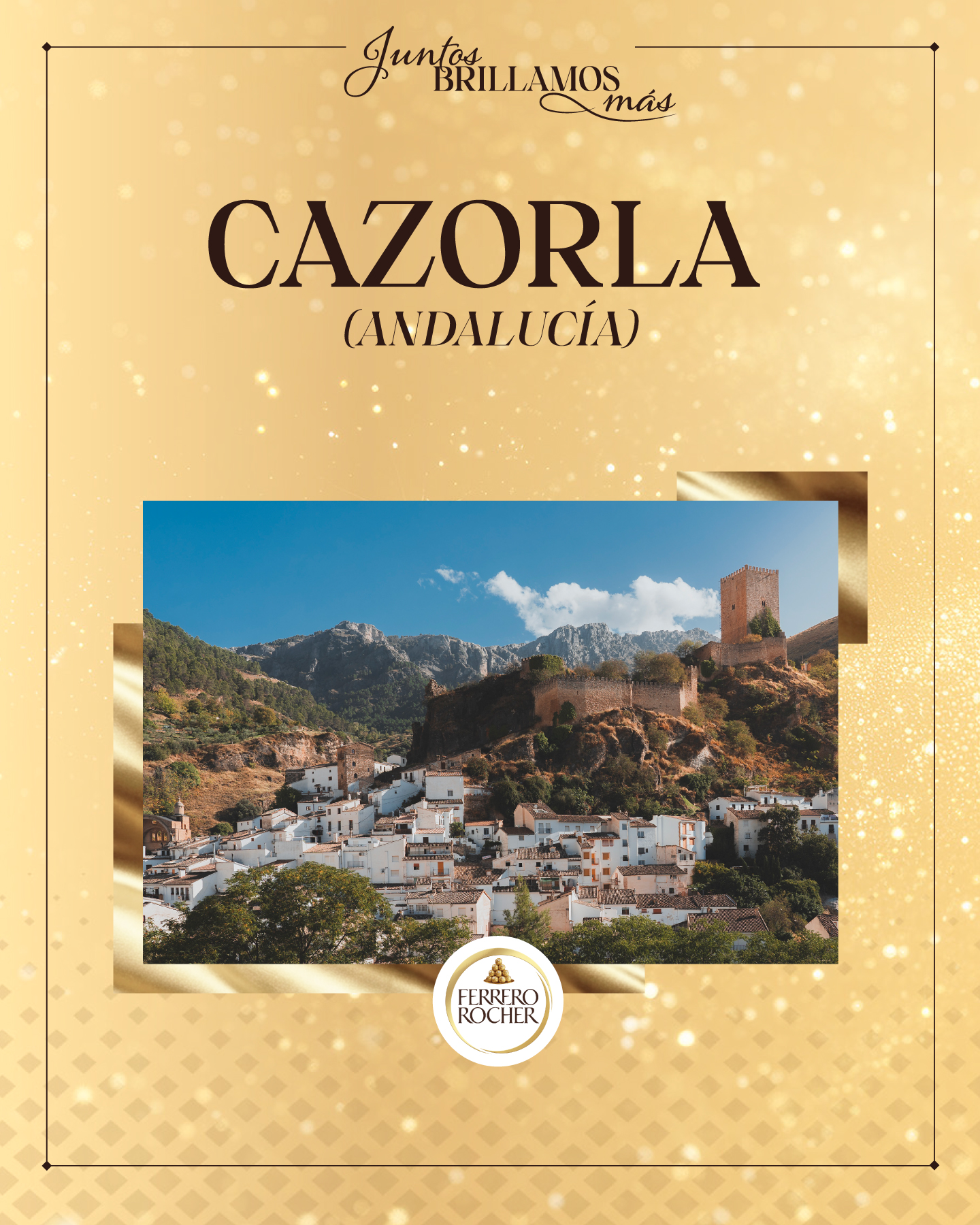 Cartel dorado con el texto Cazorla (Andalucía) sobre una vista de un pueblo blanco con castillo y montañas al fondo.