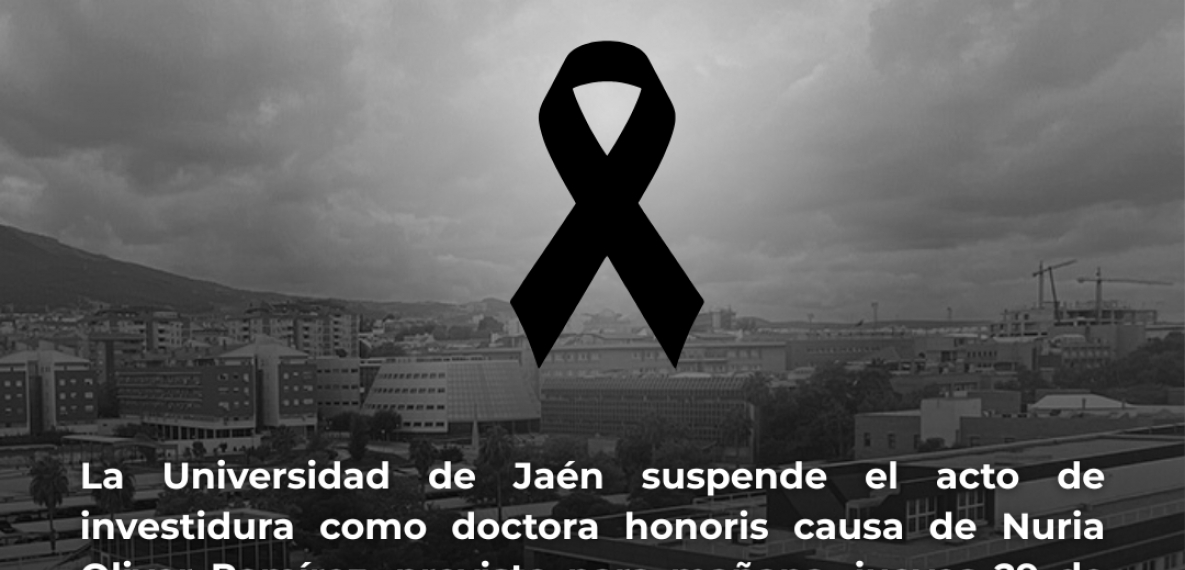 Vista panorámica en blanco y negro de una ciudad con edificios y montañas al fondo, un lazo negro central y texto superpuesto sobre la universidad.