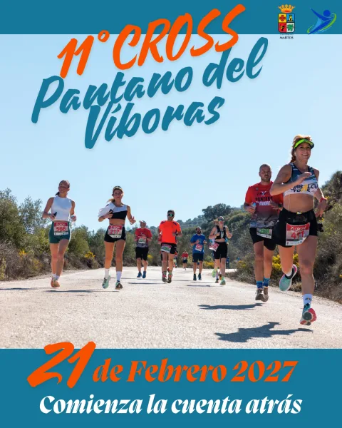 Varios corredores con dorsales avanzan por un camino de tierra entre vegetación, bajo un cartel de una prueba de cross.